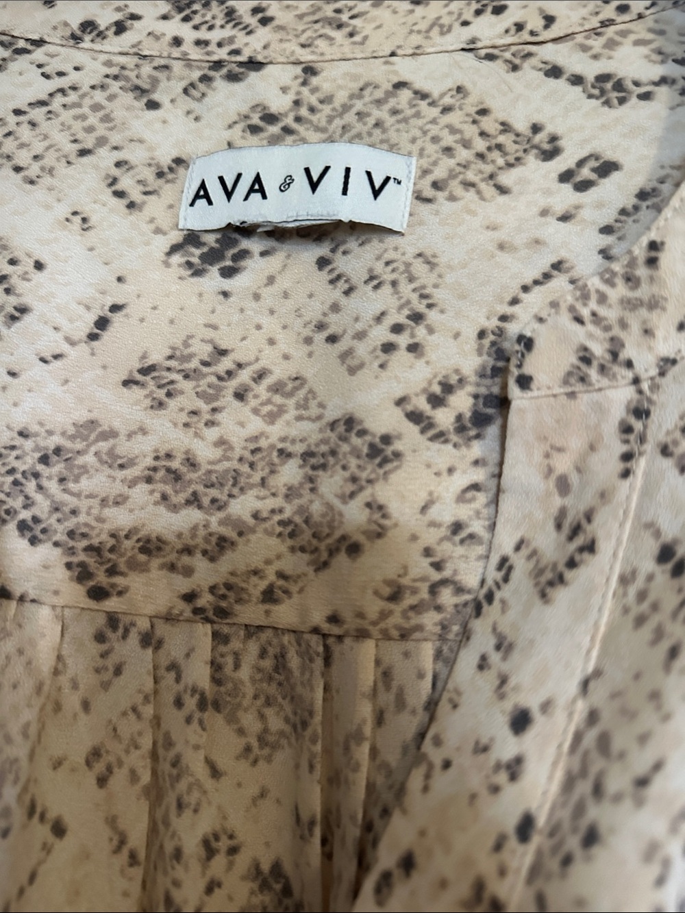 NWOT Ava & Viv Beige Snake Print V-Neck Blouse - Picture 2 of 4